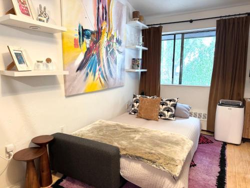 Χώρος καθιστικού στο Vibrant Central Telluride Studio with Hot Tub and AC