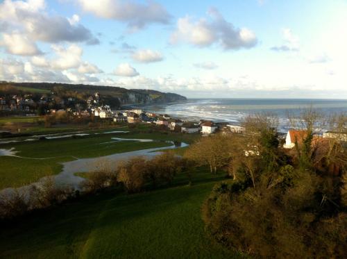 - Vistas al río, a la ciudad y al océano en La Plage en Normandie, en Pourville-sur-Mer