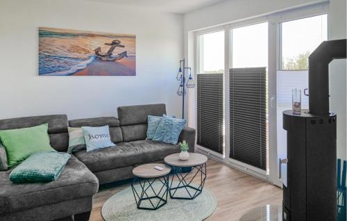 ein Wohnzimmer mit Sofa und Tisch in der Unterkunft Beautiful Home In Tossens With Sauna in Tossenserdeich