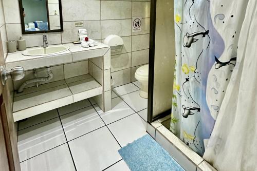 Un baño de Hospedaje Colibri