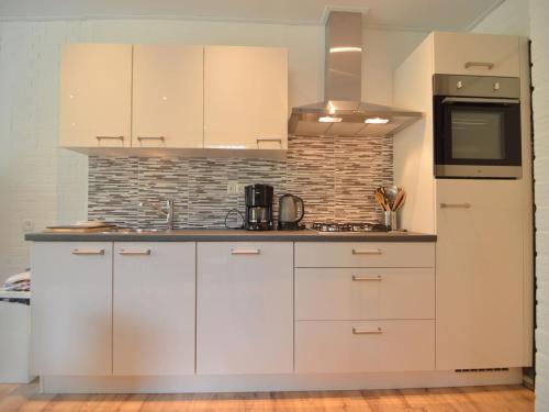 Køkken eller tekøkken på Holiday Home in Stramproy Nature Reserve