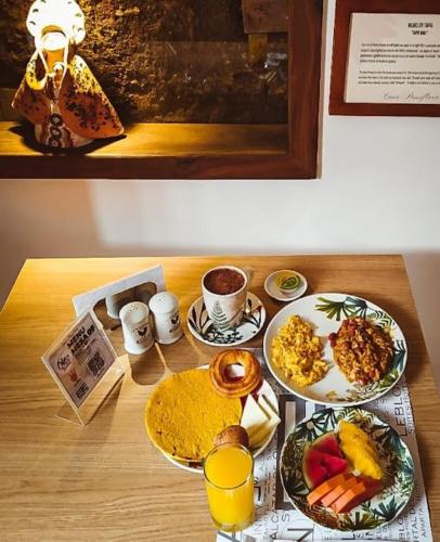 ハルディンにあるCasa Passiflora Hotel Boutique - Jardínの食べ物の皿とコーヒーカップが置かれたテーブル