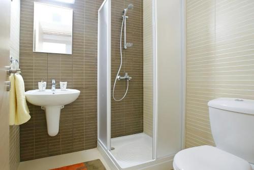 Un baño con ducha, inodoro y lavabo. en Too Coool Studio Apartment Coralli Resort, en Protaras