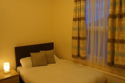 
A bed or beds in a room at Pearl Hotel London
