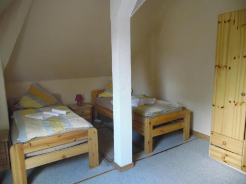 Habitación con 2 camas individuales en una habitación en Hotel Klappenburg en Hannover