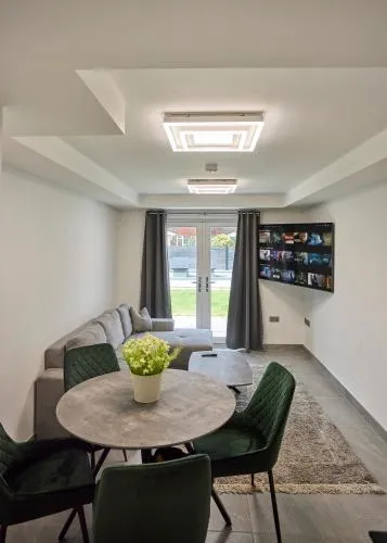 The Ashcroft Studios & Apartments with Free Parking photo 1