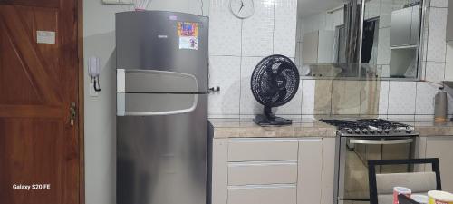 cocina con nevera de acero inoxidable en Cop30 Casa Barcarena, en Barcarena