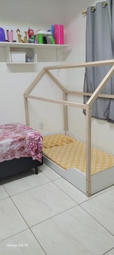 1 dormitorio con litera y estante en Cop30 Casa Barcarena, en Barcarena