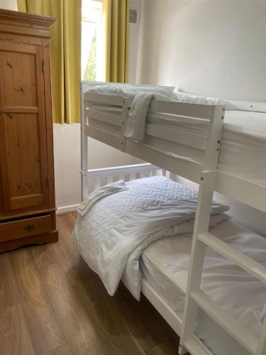 Ένα ή περισσότερα κρεβάτια σε δωμάτιο στο Glamour Apartment