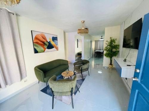 Televisyen dan/atau pusat hiburan di Luxury apartment near Jumbo