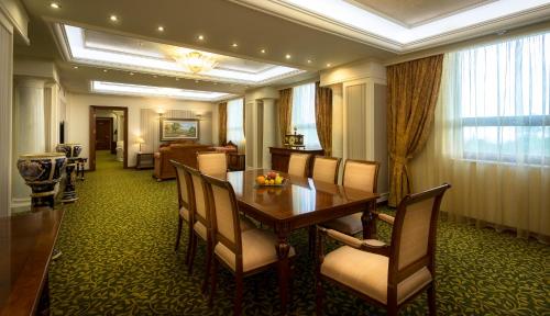  Radisson BLU Hotel Yerevan -  Room  picture :   Tea/Coffee maker    Minibar    Bath                           