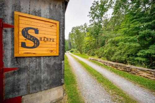 Certifikát, hodnocení, plakát nebo jiný dokument vystavený v ubytování 15 Mi to Penn State Hideaway with Fire Pit!