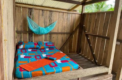 バイーア・ソラノにあるCabaña Río Mecanaの木造住宅内のベッド