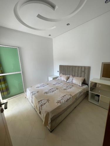Ένα ή περισσότερα κρεβάτια σε δωμάτιο στο Martil 2 Chambre Balcony & Wi-Fi