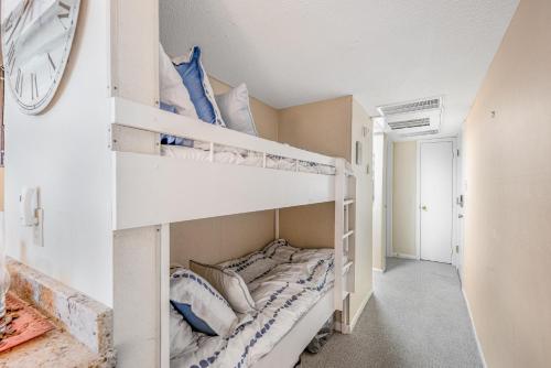 Postel nebo postele na pokoji v ubytování Topsail Dunes 1310