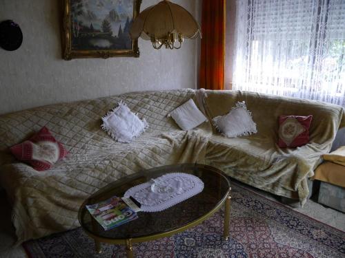 Posezení v ubytování Charming, bright family home with conservatory