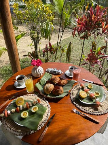 un tavolo con sopra dei piatti di cibo di Les Bungalows Dicilaba a Sainte Marie