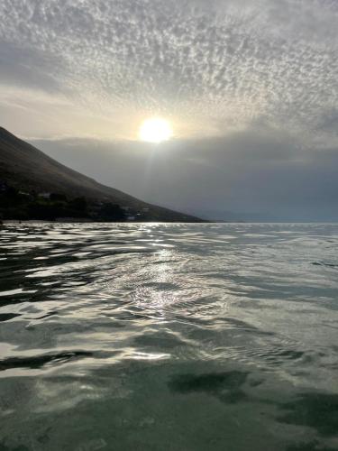 a body of water with the sun in the sky at Villa Balani in Široka