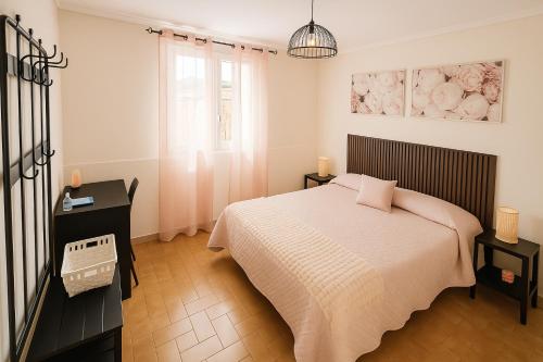 a bedroom with a bed and a window at Aura Jacobea in Hornillos del Camino