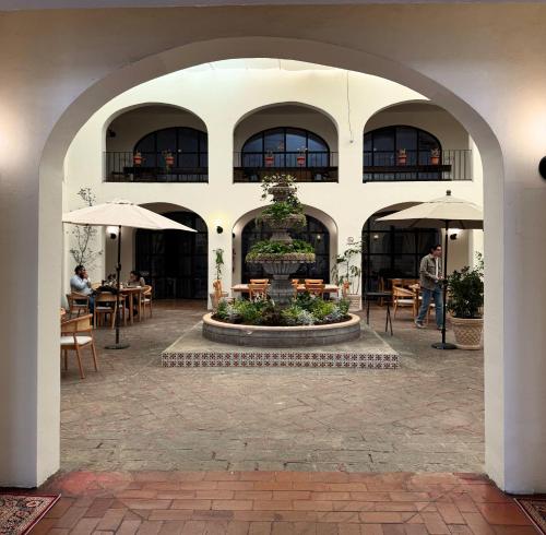 a courtyard with a fountain in the middle of a building at Hotel Casa Santa María in Amealco
