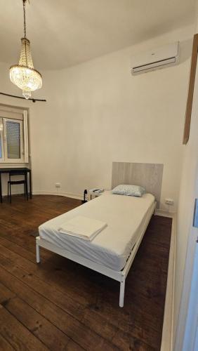 a bedroom with a white bed in a room at SAN PEDRO Beach House in Estoril