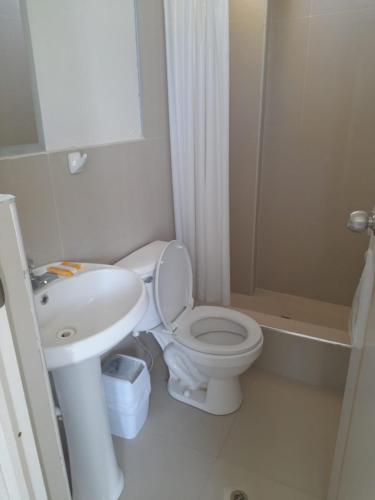 Ένα μπάνιο στο hotel paraaco