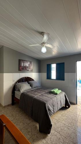 een slaapkamer met een groot bed met een plafond bij Ótima suíte privativa no Centro Histórico in Goiás