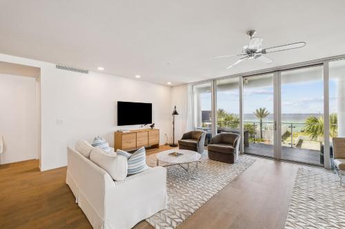 TV a/nebo společenská místnost v ubytování AMAZING GULF VIEWS #203 Viridian at Seagrove LUXURY 1 Beach Set included 3BR 3,5BA Slp 8 condo