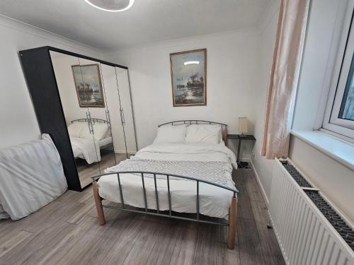 Postel nebo postele na pokoji v ubytování Comfy Apartment Near Shops & Station