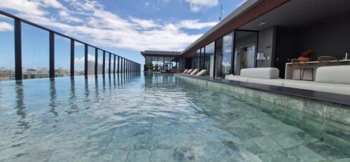 Bazén v ubytování Studio Alive - Charme e Vista Mar na Vitória nebo v jeho okolí