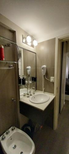 un baño con lavabo y espejo en Luz del Nahuel, en San Carlos de Bariloche