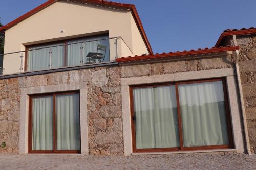 a house with windows on the side of it at Quinta da Poipa in Celorico da Beira