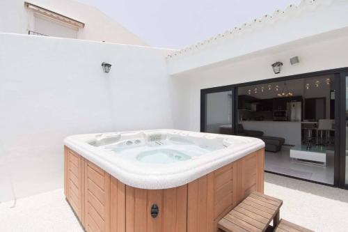 Ảnh trong thư viện ảnh của Modern 3 Bedroom Villa Jaccuzi ở Playa Fañabe
