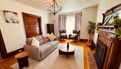 Χώρος καθιστικού στο Elegant Retreat Niagara Falls, CA
