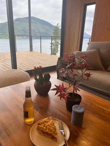 a slice of pizza on a table with a bottle of beer at Casa con vistas al Lago Ranco in Futrono
