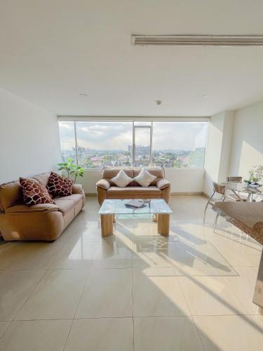 a living room with two couches and a glass table at Gran Propiedad En Samborondon in SamborondÃ³n