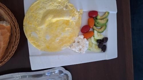 a plate with an egg and vegetables on a table at Chambres au sein d'une villa in Rabat