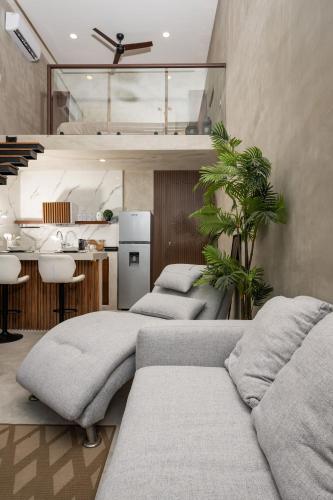 a living room with two beds and a kitchen at Loft de lujo en excelente ubicación in Cancún