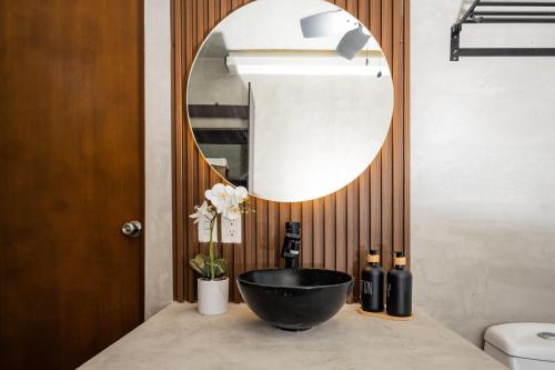 a bathroom with a black bowl sink and a mirror at Loft de lujo en excelente ubicación in Cancún