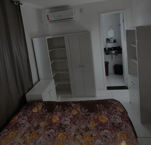 a small bedroom with a bed and a closet at Apartamento Porto das dunas in Aquiraz