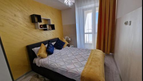 Giường trong phòng chung tại Golden Palas Apartments