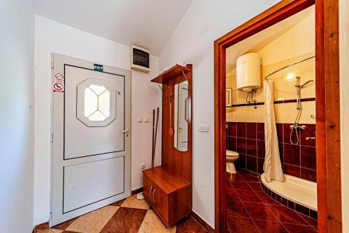 Ένα μπάνιο στο Apartments by the sea Pasadur, Lastovo - 8391