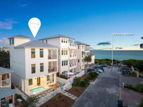 Una vista aérea de un edificio con un cartel de acceso a la playa. en NEW Bikinis & Martinis Private Pool Gulf Views Bikes LSV, en Santa Rosa Beach