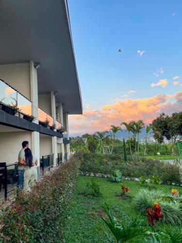 two people are standing outside of a building at Best View Aparta Hotel in Dosquebradas