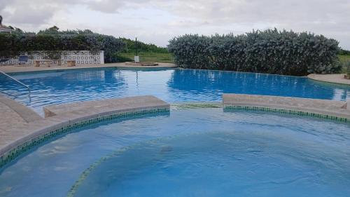 Kolam renang di atau dekat dengan Aqua Prince Condo