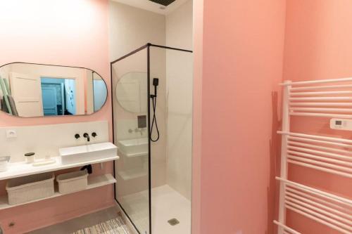 a bathroom with a shower and a mirror at Beige Hospitalité - Emma - hypercentre - appart' unique-parking in Saint-Étienne