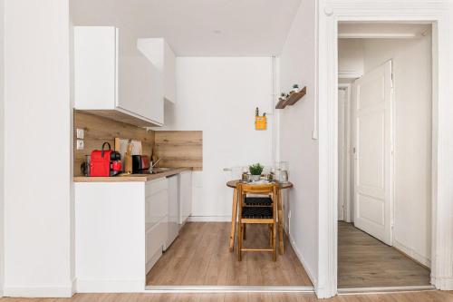 Dapur atau dapur kecil di Parenthèse calme design hypercentre