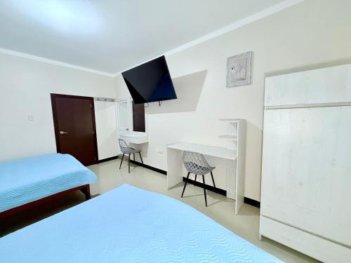 a bedroom with a desk and a bed and a desk at Hotel SMIR, Huaquillas in Huaquillas
