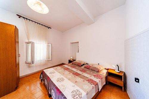 ein Schlafzimmer mit einem Bett und einem Tisch und einem Fenster in der Unterkunft Apartments by the sea Ubli, Lastovo - 24676 in Lastovo