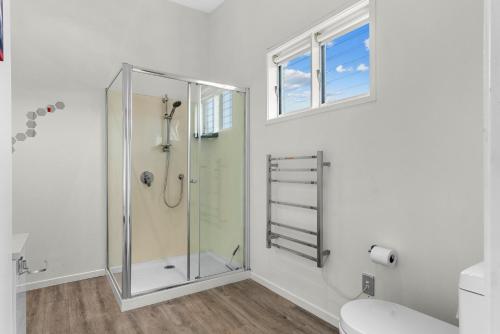 Bilik mandi di Anchors Away - Mangawhai Heads Holiday Home